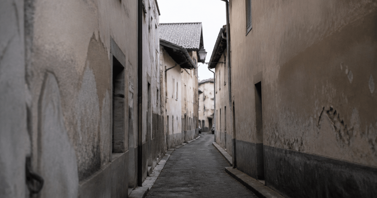 Rues etroites avec immeubles degrades et facades fatiguees annemasse