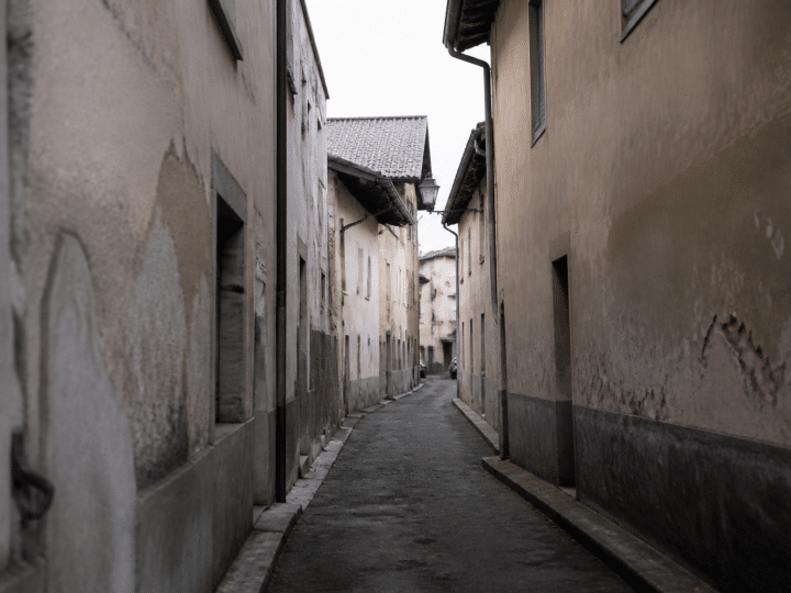 Rues etroites avec immeubles degrades et facades fatiguees annemasse