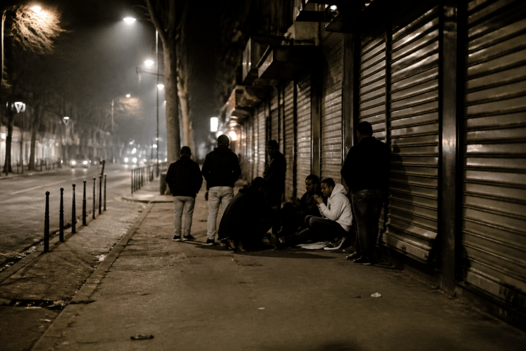 Rue de gare la nuit avec commerces fermes et regroupements