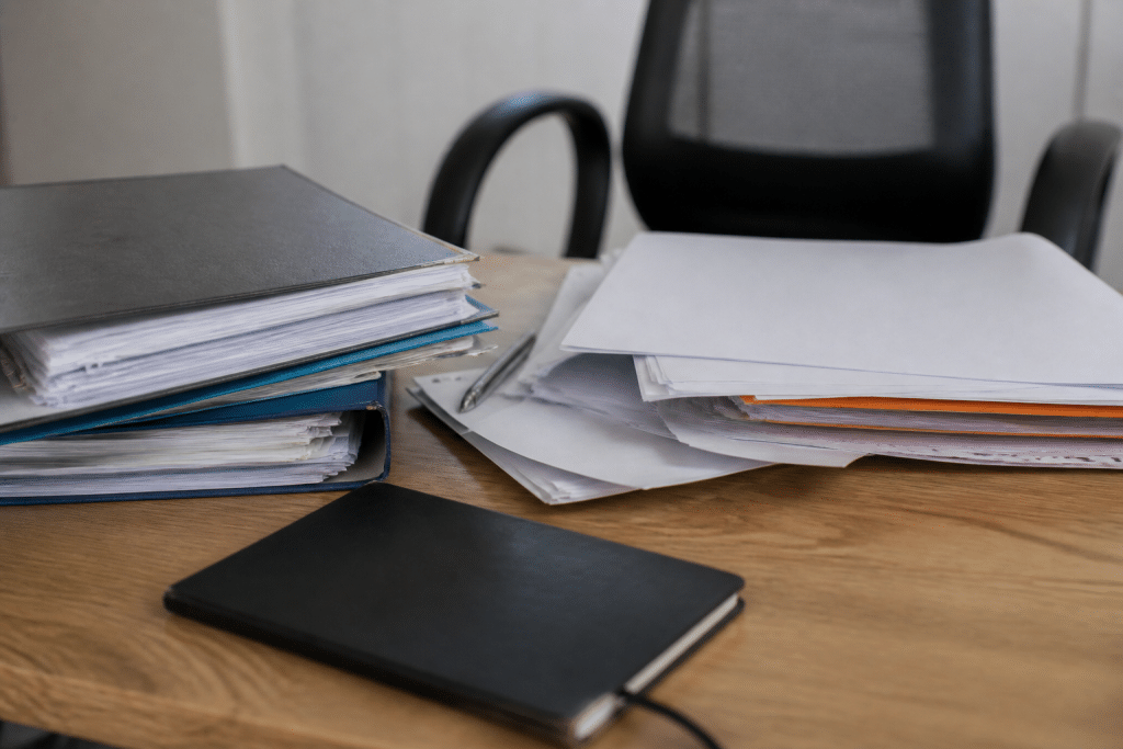 Dossier bancaire avec documents financiers sur bureau professionnel