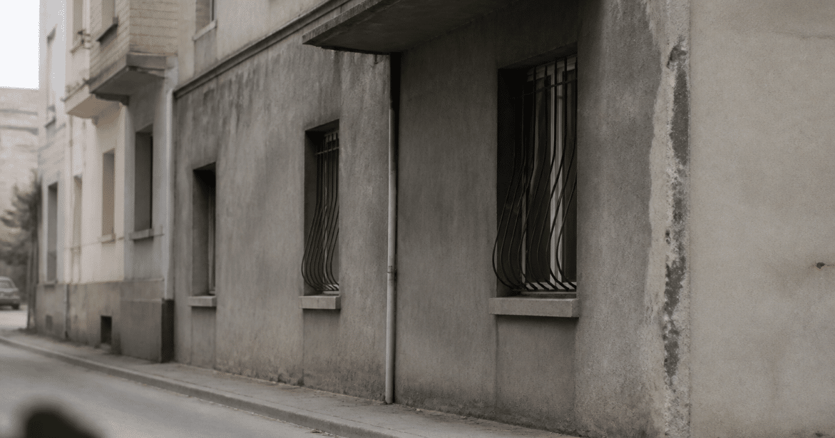 rue sucy brie quartier urbain deteriore facades grises