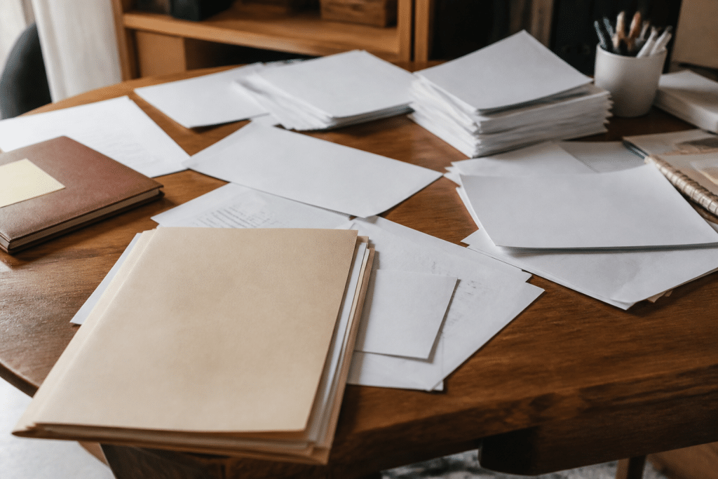 Formulaires d'assurance et documents administratifs sur bureau