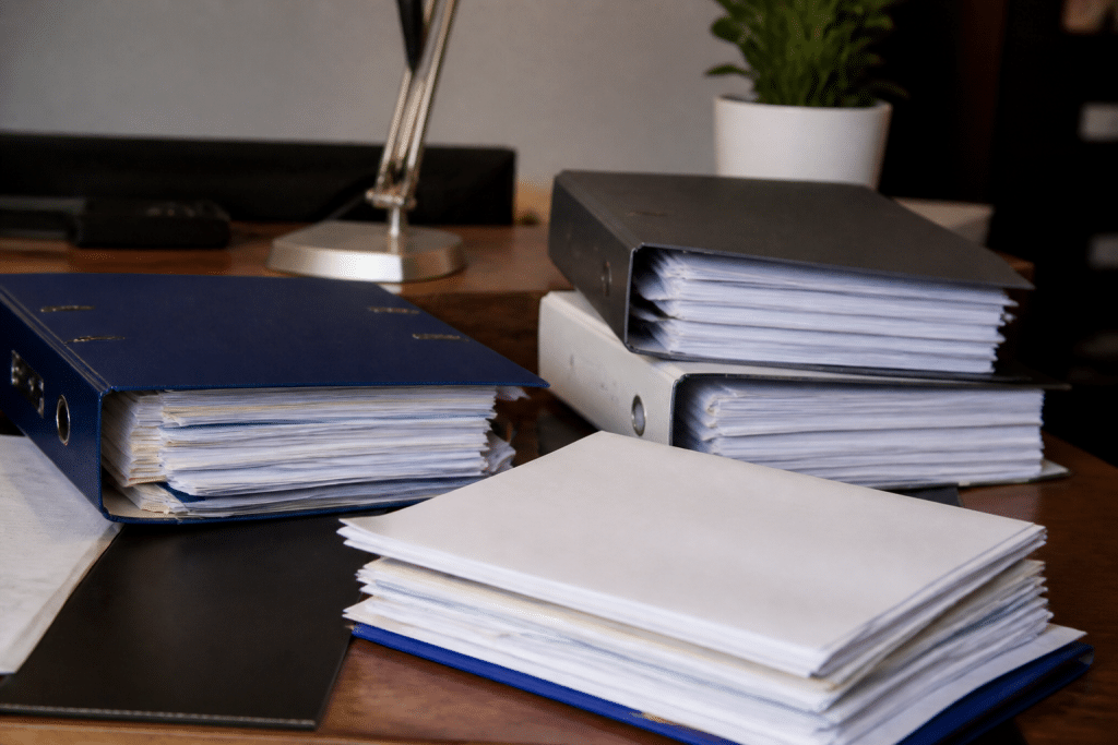 Documents assurance vie et classeurs fiscaux sur bureau