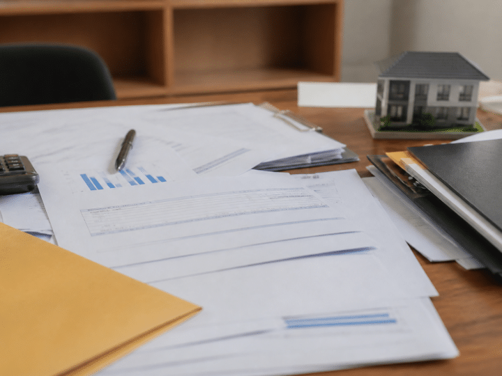 Documents fiscaux et contrats immobiliers etales sur bureau