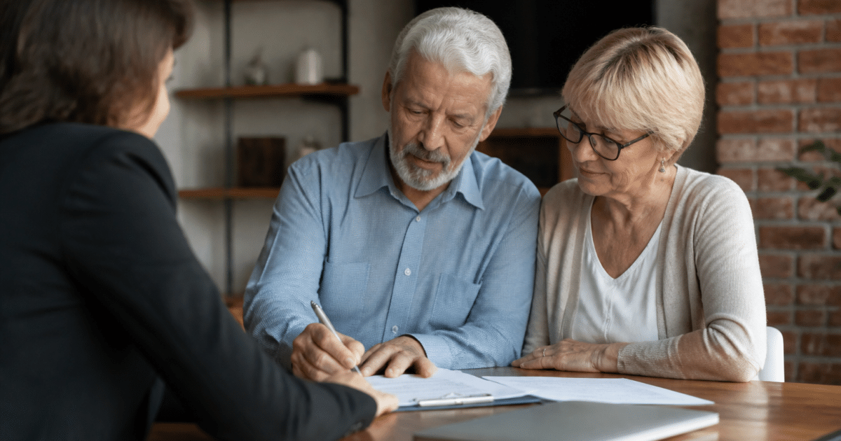 Couple age avance signant contrat immobilier avec agent