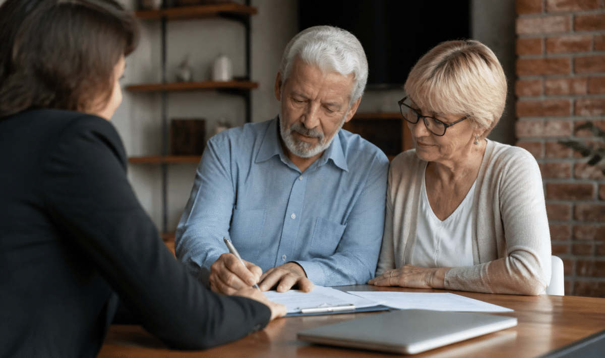 Couple age avance signant contrat immobilier avec agent