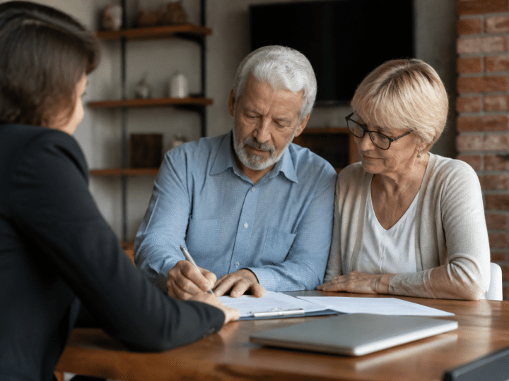 Couple age avance signant contrat immobilier avec agent