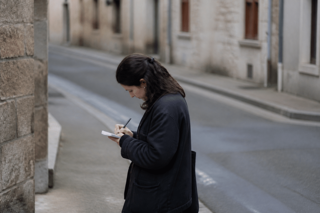 Personne notant observations rue Montlucon avec bloc notes