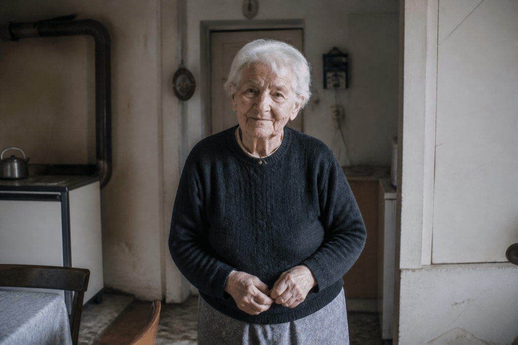 Proprietaire agee vivant dans maison occupee longtemps