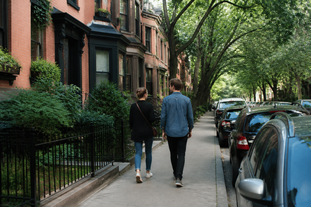 Couple visitant quartier résidentiel jour et nuit