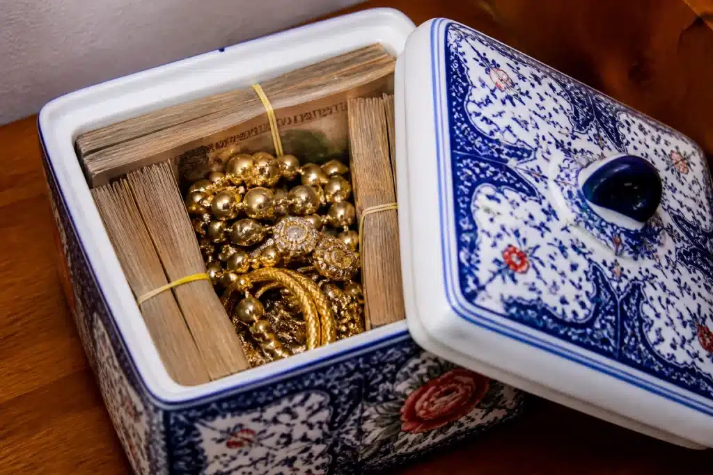 Billets de banque et bijoux cachés dans des objets domestiques