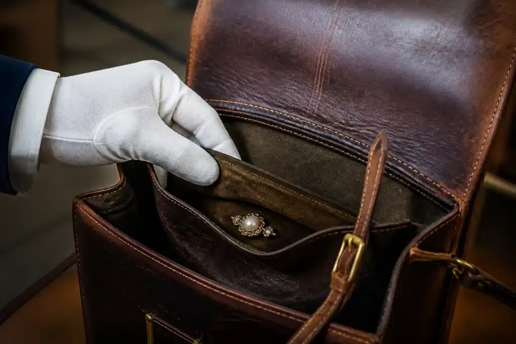 Bijou dissimulé dans sac avant inventaire successoral
