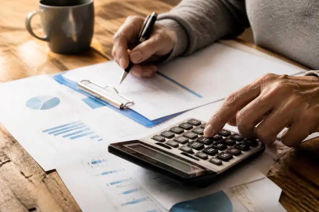 Calculatrice et documents montrant calcul années retraite