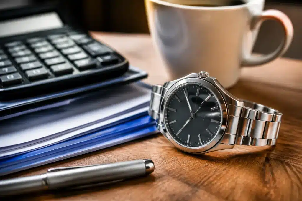 Document retraite avec calculatrice et montre affichant soixante-sept ans