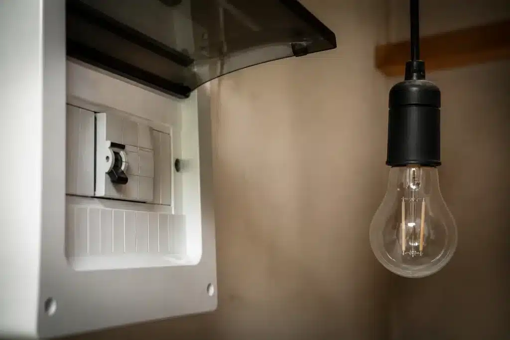 Compteur électrique avec disjoncteur baissé et ampoule éteinte