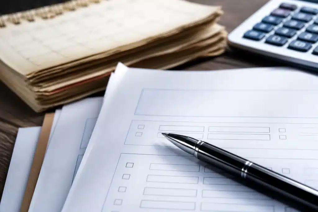 Formulaire fiscal incomplet avec stylo et calendrier dépassé