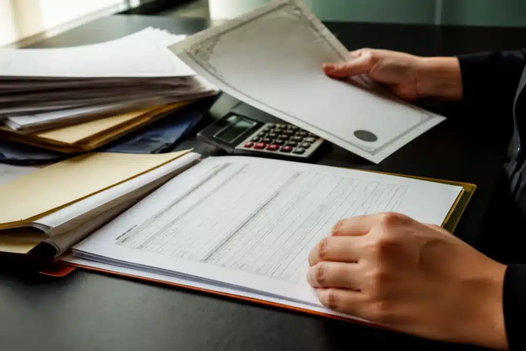 Formulaire fiscal avec certificat de décès et documents administratifs