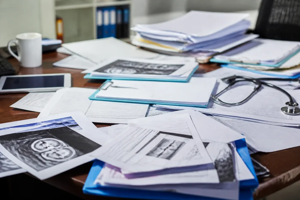 Dossiers medicaux et certificats eparpilles sur bureau
