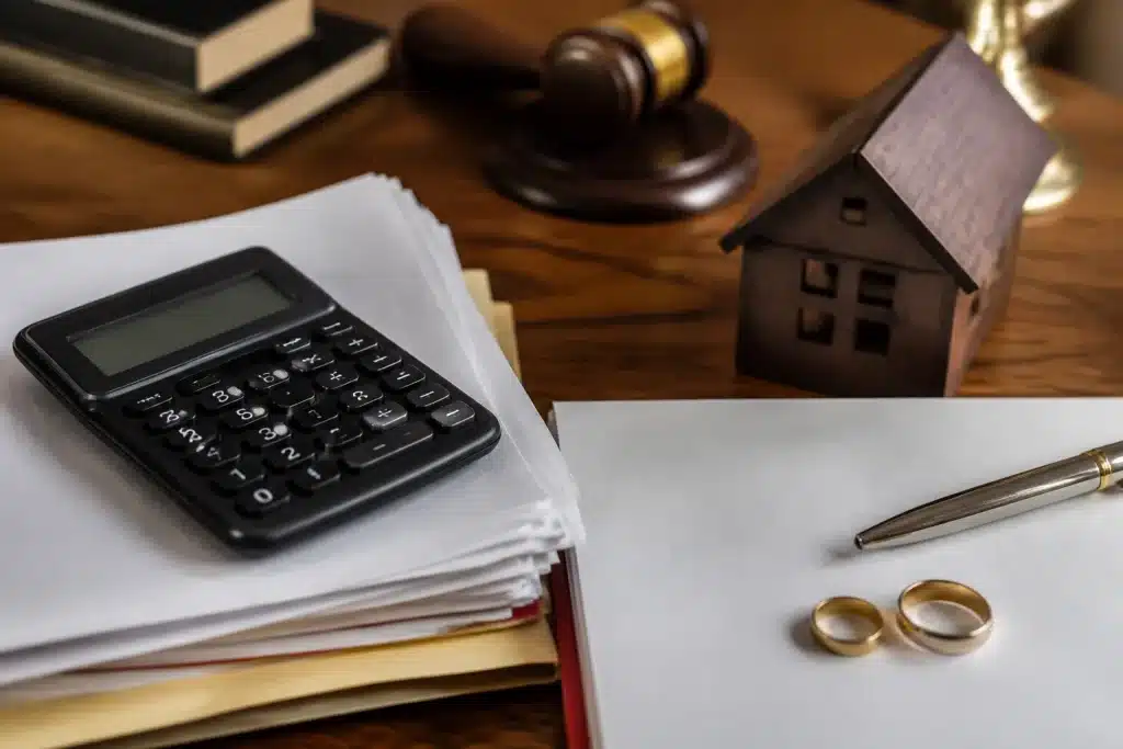 Documents legaux et calculator montrant avantages fiscaux succession PACS