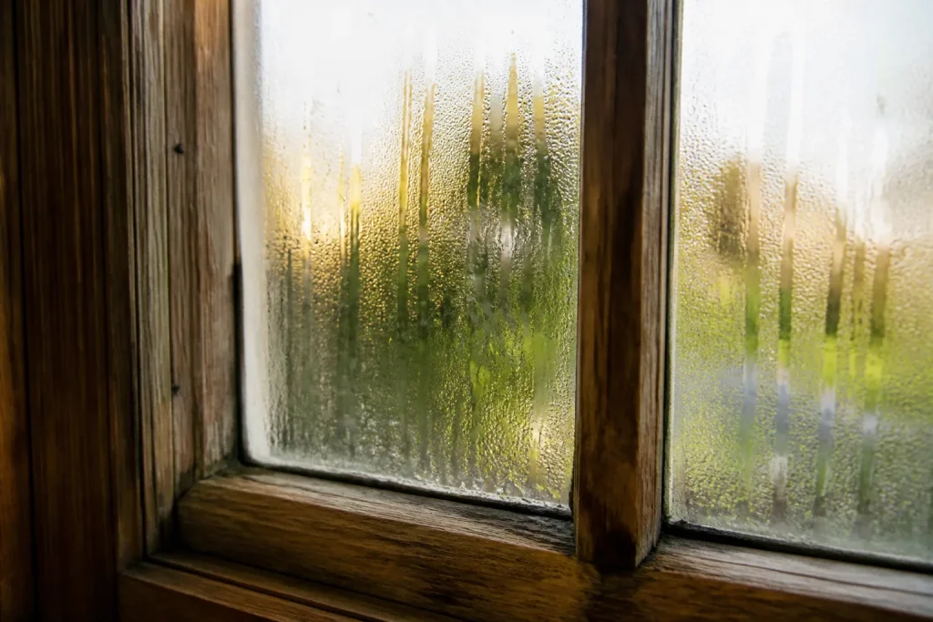 condensation vitre ancienne fenetre cadre bois