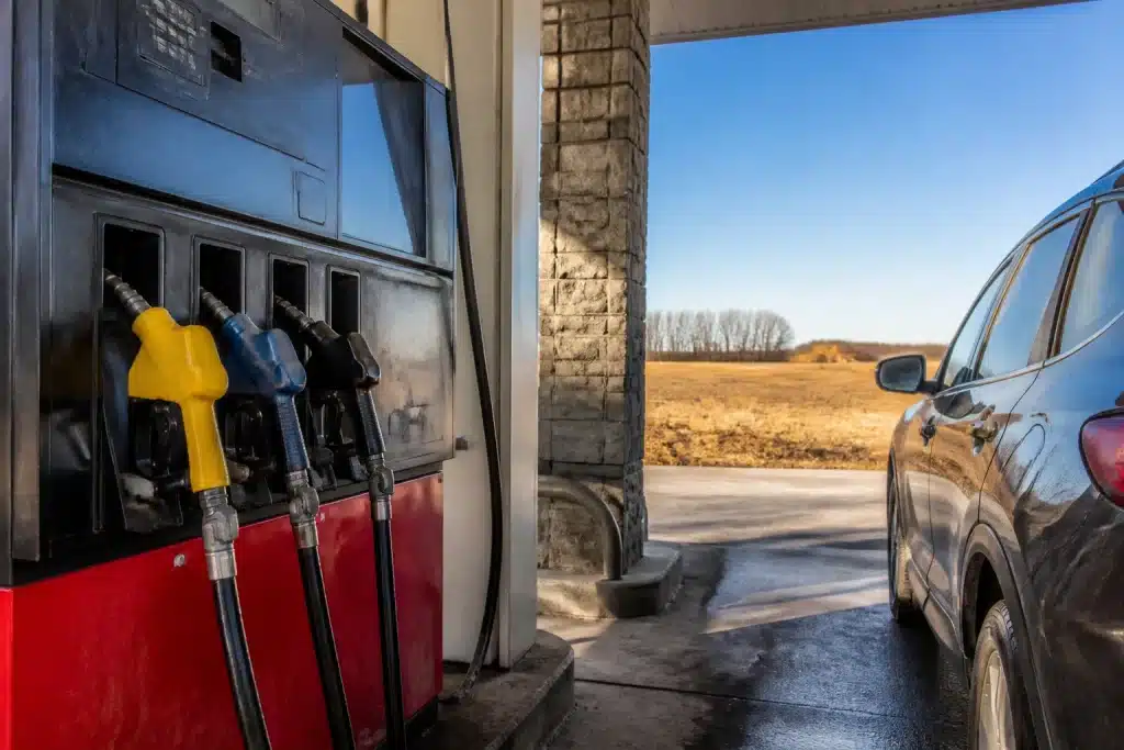 Pompe essence affichant prix eleve pour automobilistes ruraux