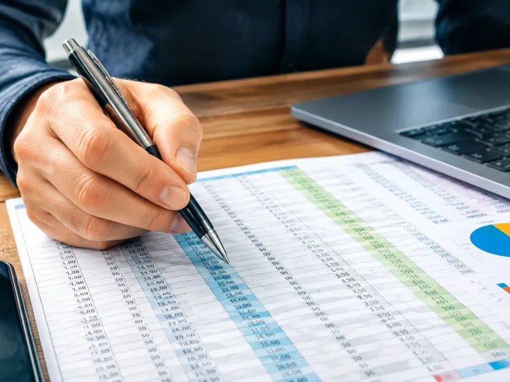 Main posee sur feuille de calculs et chiffres