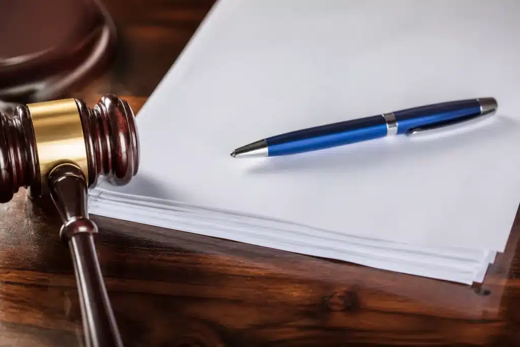 Document juridique avec texte de loi et stylo bleu