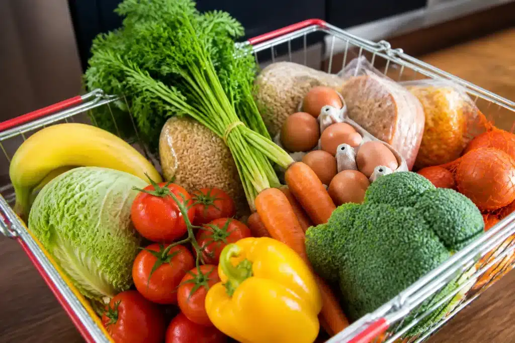 Panier d'épicerie avec légumes et produits bon marche