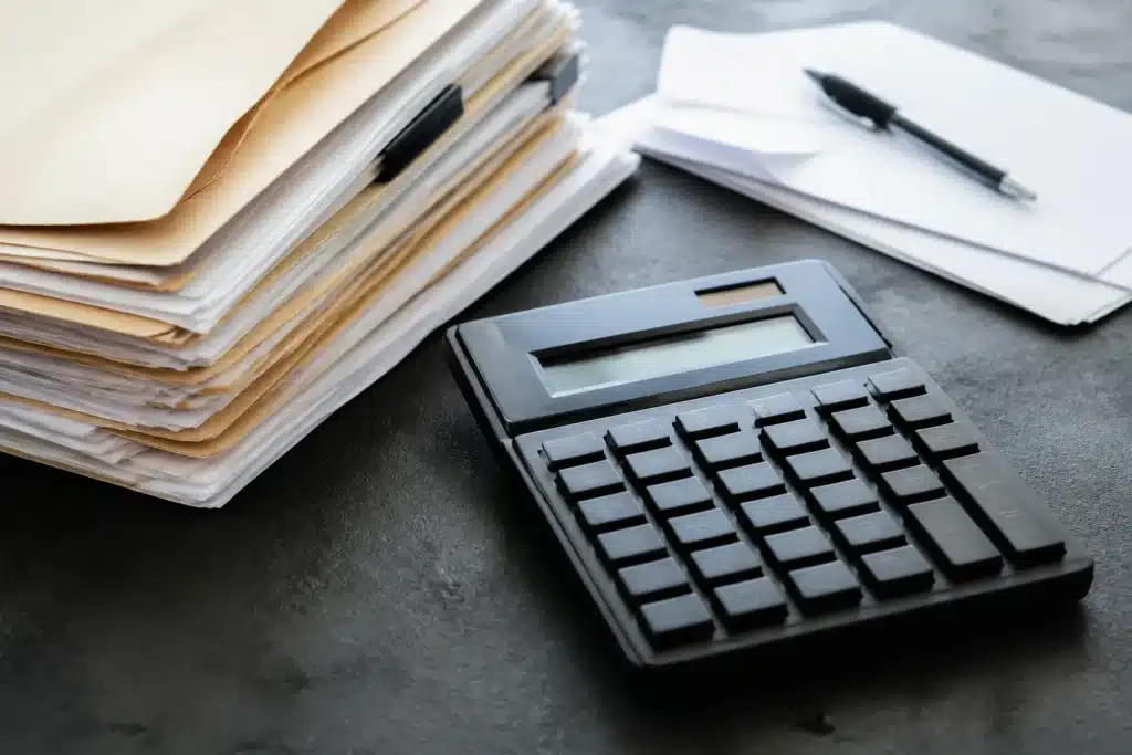 Calculatrice et documents officiels sur bureau gris