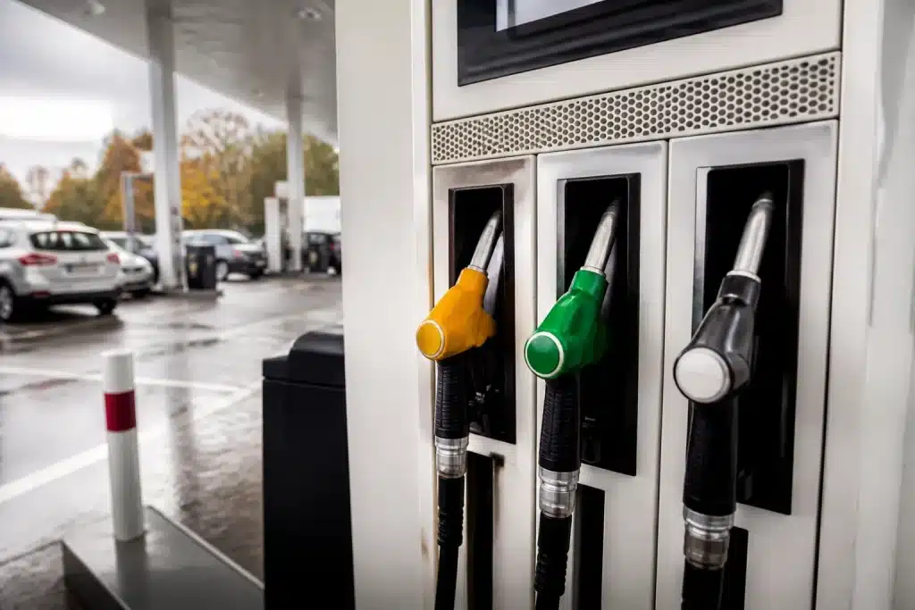 Pompe essence affichant prix eleve sur panneau numerique