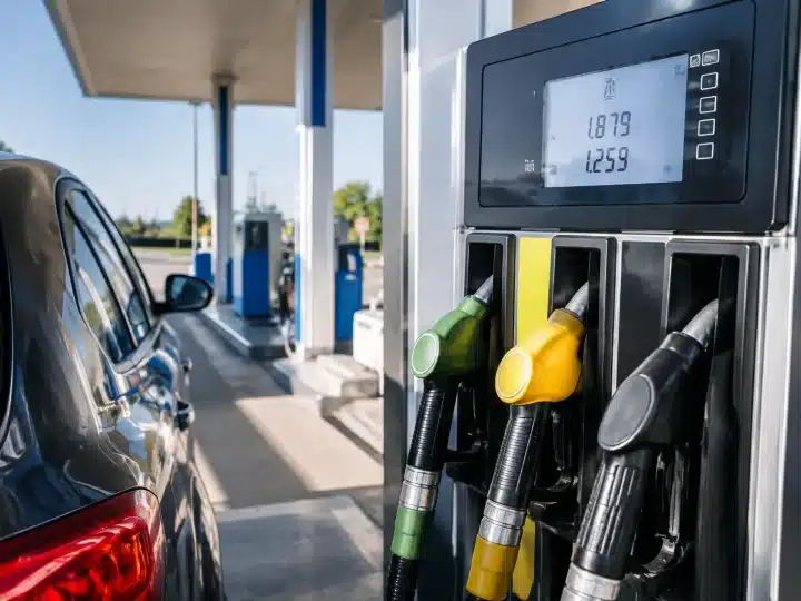 Pompe carburant affichant prix diesel eleve sur tableau numerique
