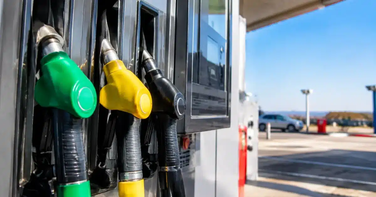 Affichage de pompe essence montrant prix gazole elevé en euros
