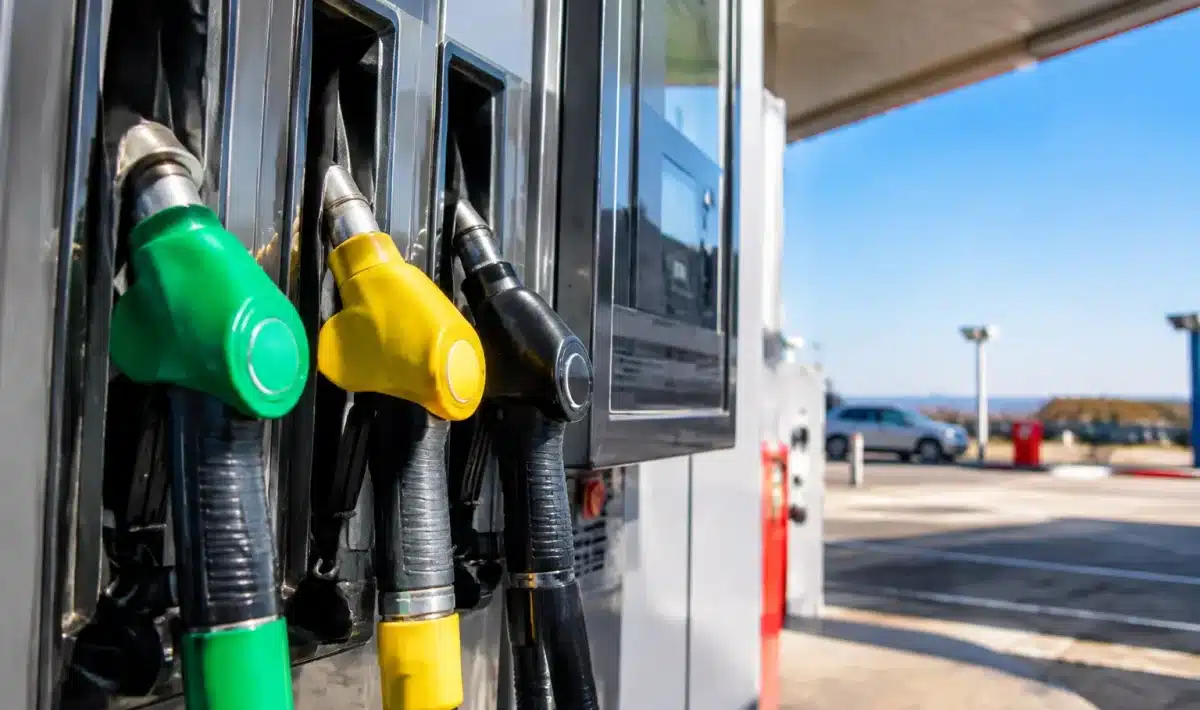 Affichage de pompe essence montrant prix gazole elevé en euros