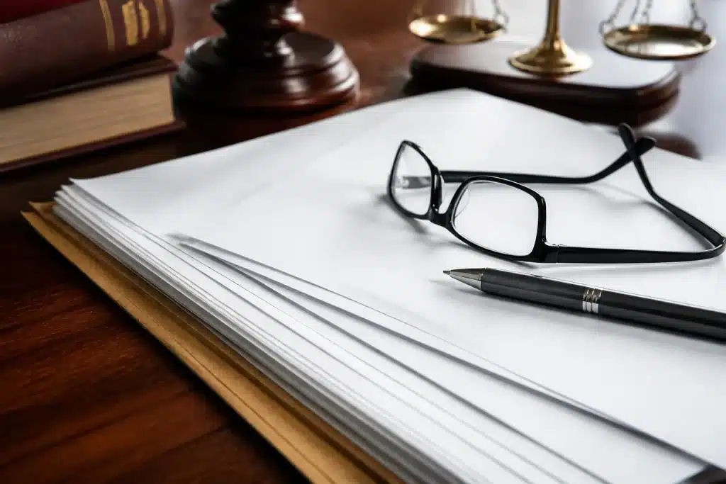 Documents juridiques sur table avec stylo et lunettes