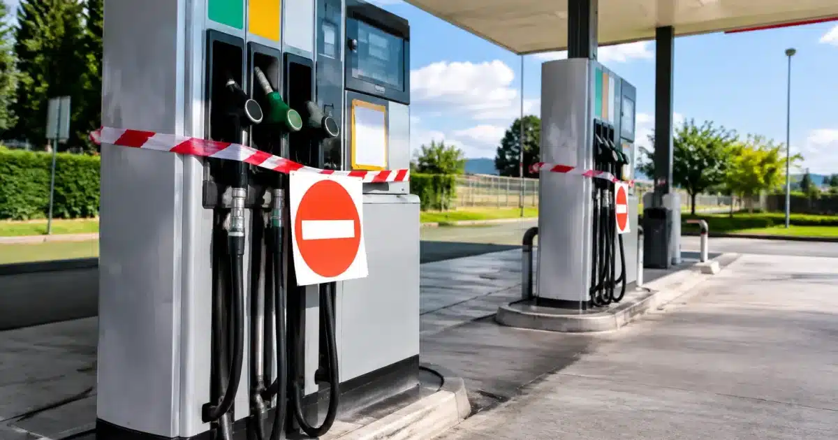 Pompes essence fermées affichant panneaux rupture carburant départements France