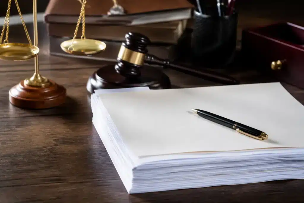 Documents légaux avec stylo sur bureau d'avocat