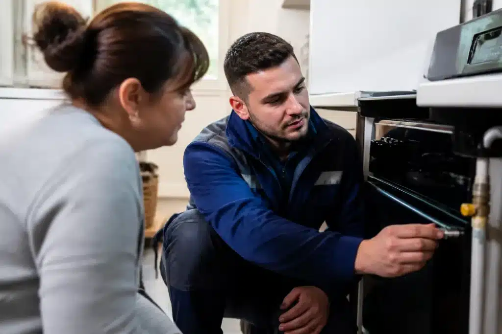 Technicien GRDF verifiant appareil gaz domestique gratuitement