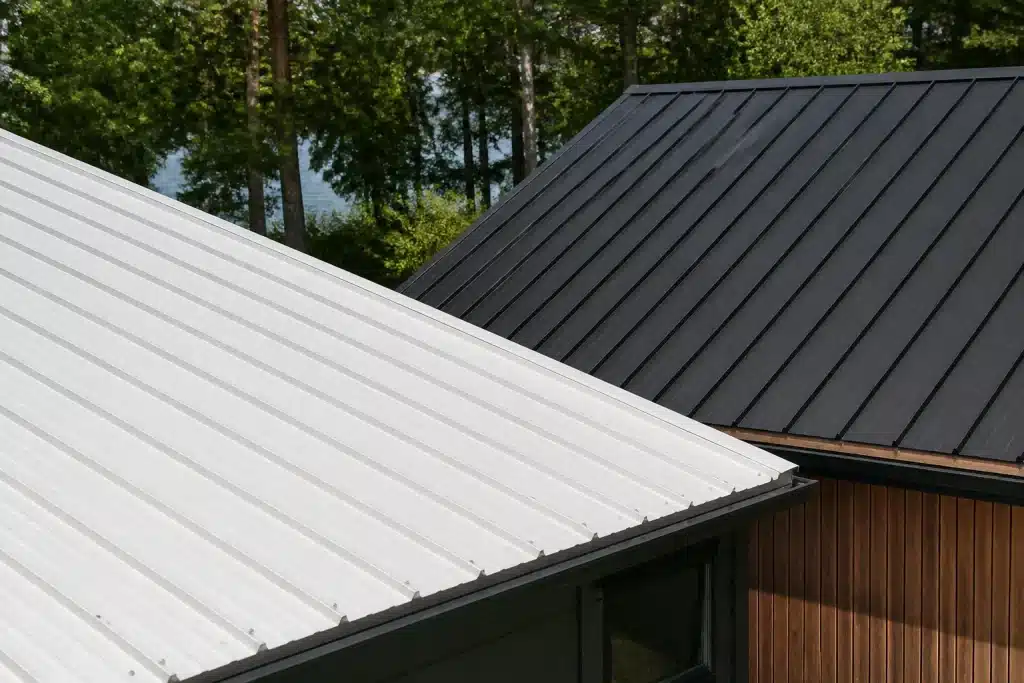 Deux toits comparés, l'un blanc brillant, l'autre gris foncé