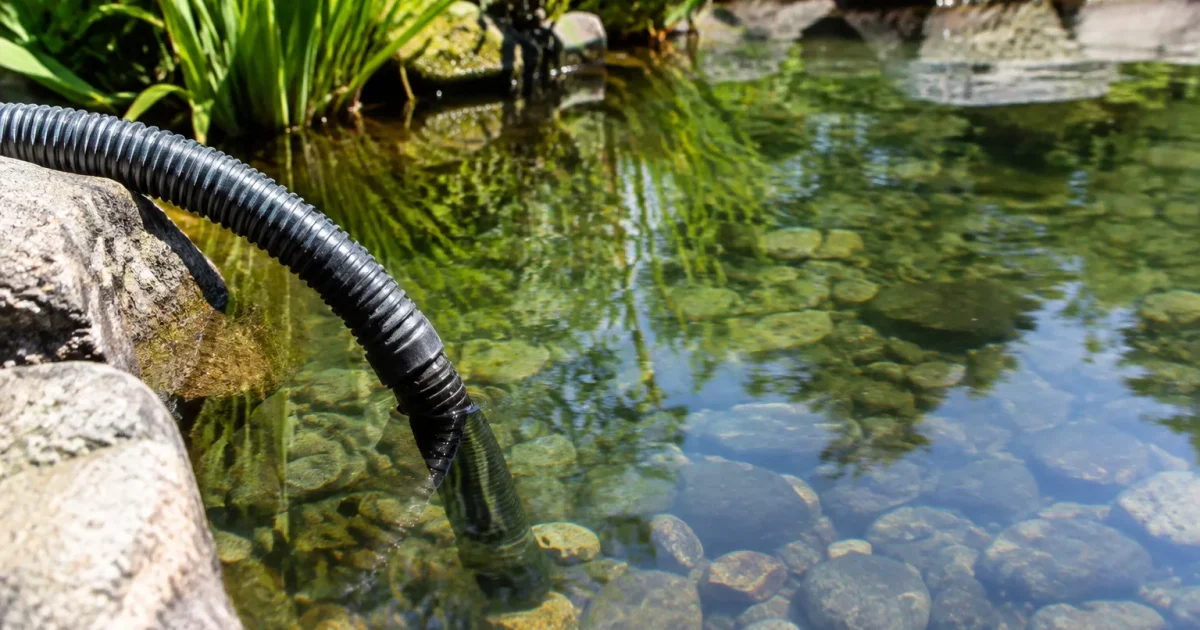 Tuyau circulation eau bassin immobile clair arrete