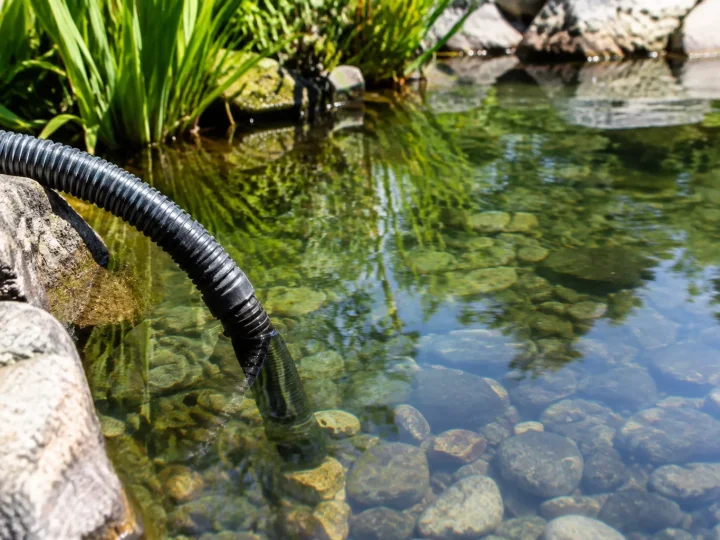 Tuyau circulation eau bassin immobile clair arrete