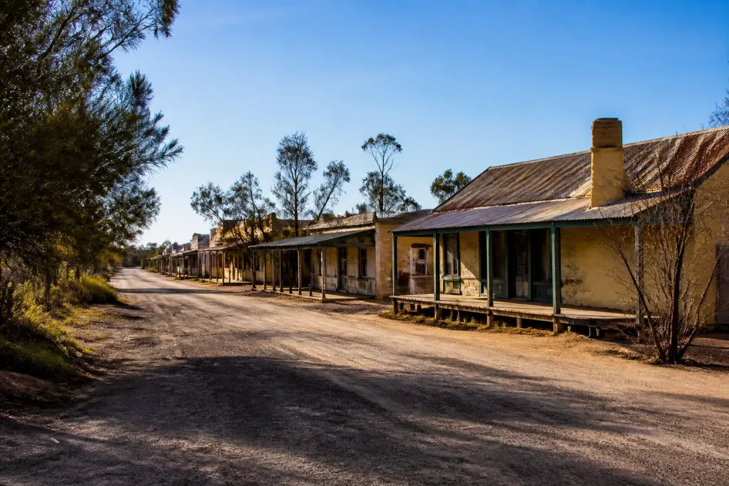 Village desert avec batiment postal ferme et rues vides