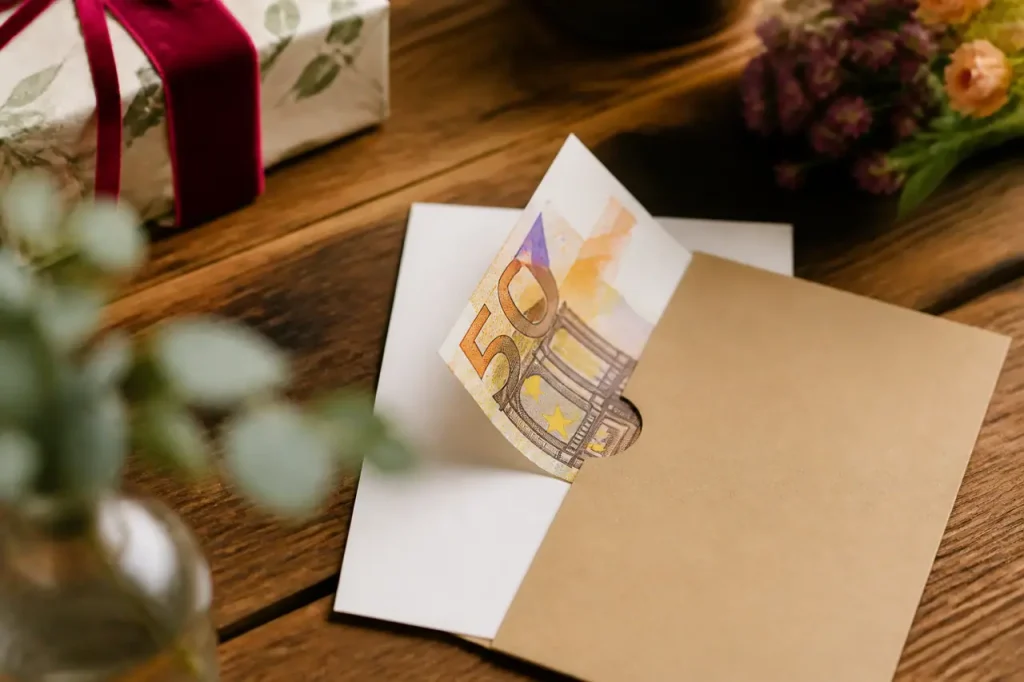 Billet glisse dans carte anniversaire sur table en bois