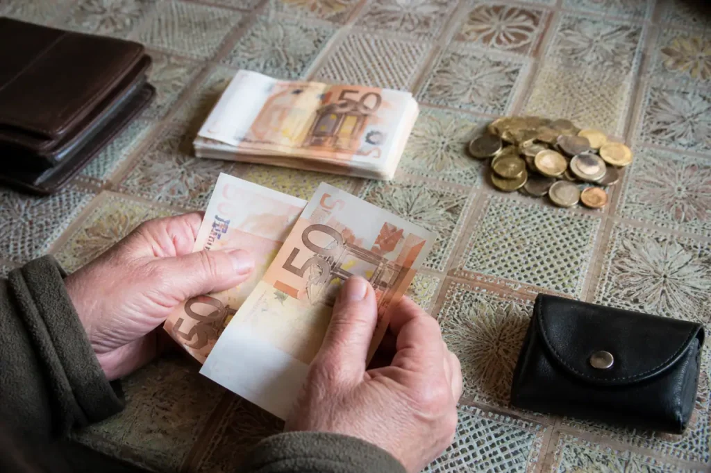 Couple modeste comptant des billets de cinquante euros
