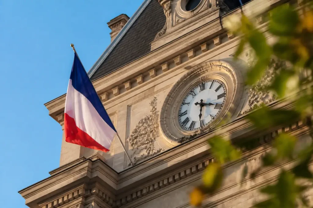 Facade de mairie avec drapeau tricolore et horloge