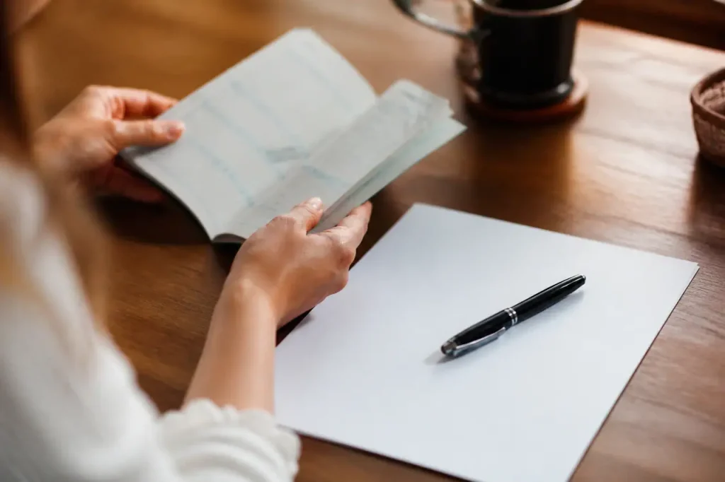Releve bancaire ouvert, stylo pose sur une feuille vierge