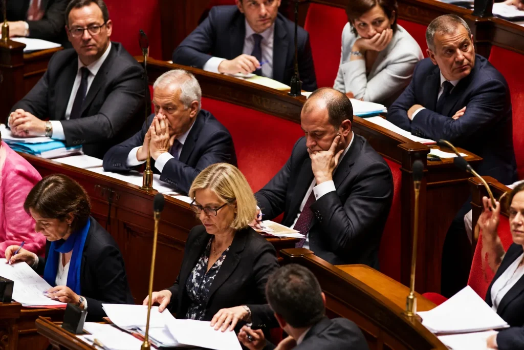 Seance parlementaire avec documents et regards attentifs