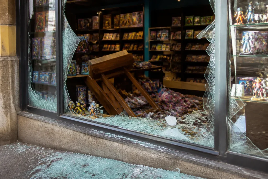 Vitrine brisee d'une boutique de cartes et figurines